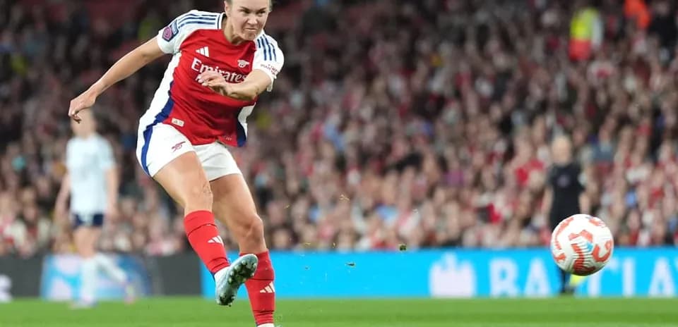 Joueuse d'Arsenal tirant au but