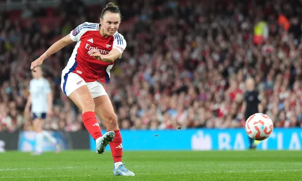 Joueuse d'Arsenal tirant au but