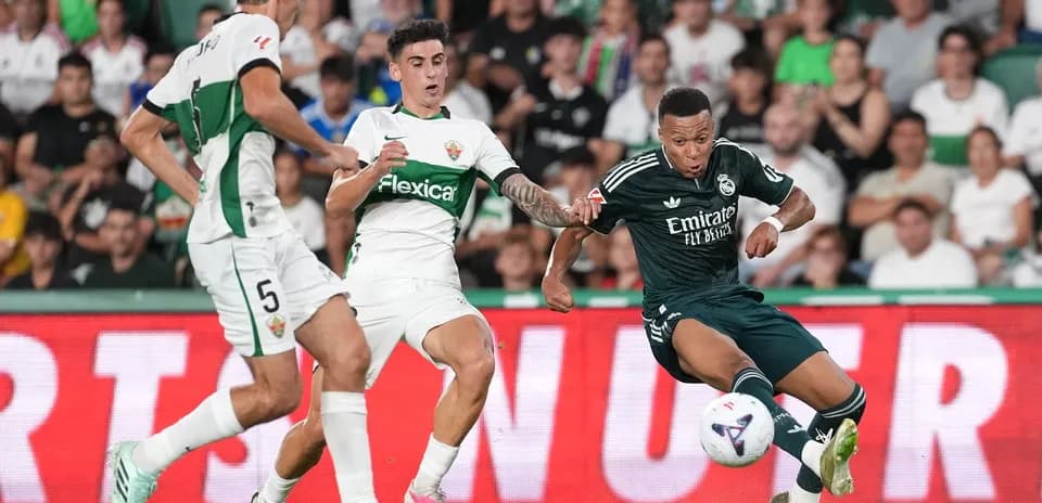 Action de match entre Elche et Real Madrid