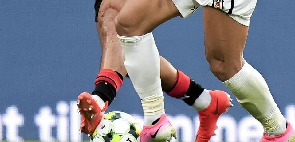 Deux joueurs en compétition pour le ballon