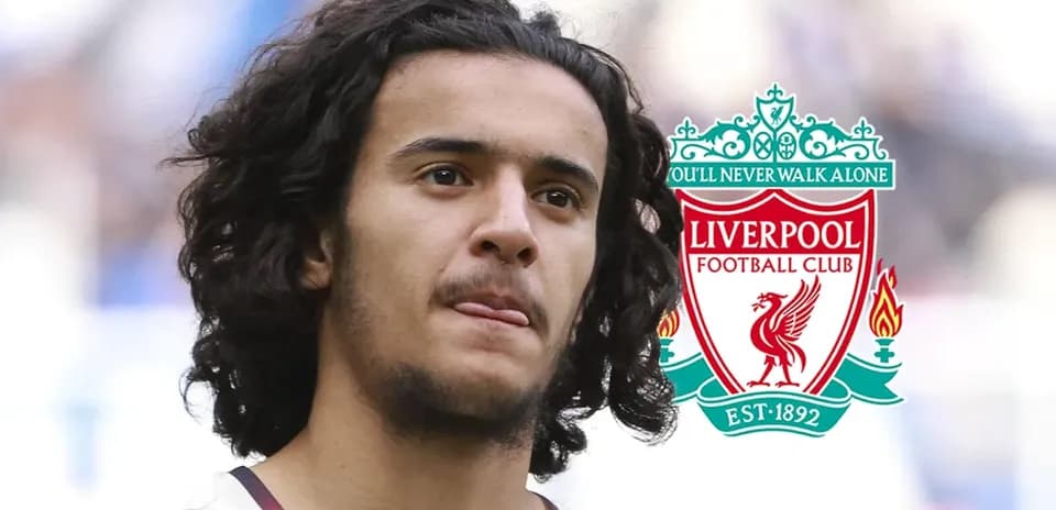 Joueur de Liverpool avec logo du club en arrière-plan