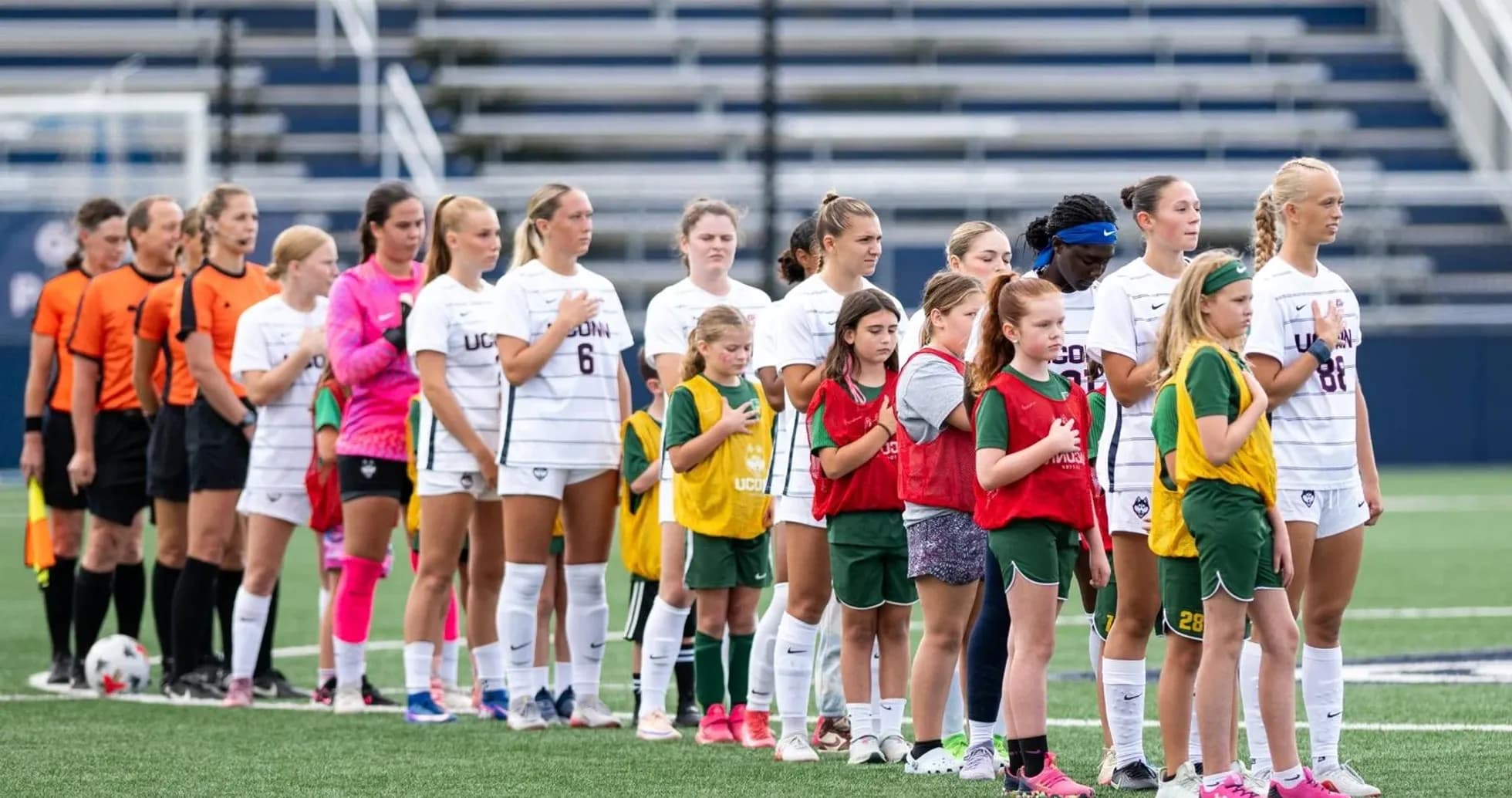 Équipe de football féminin en formation avant le match