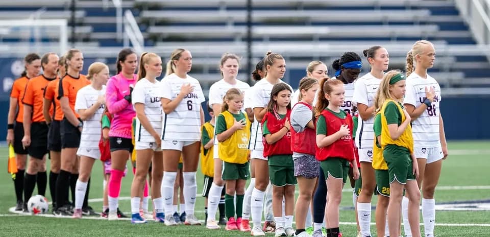 Équipe de football féminin en formation avant le match