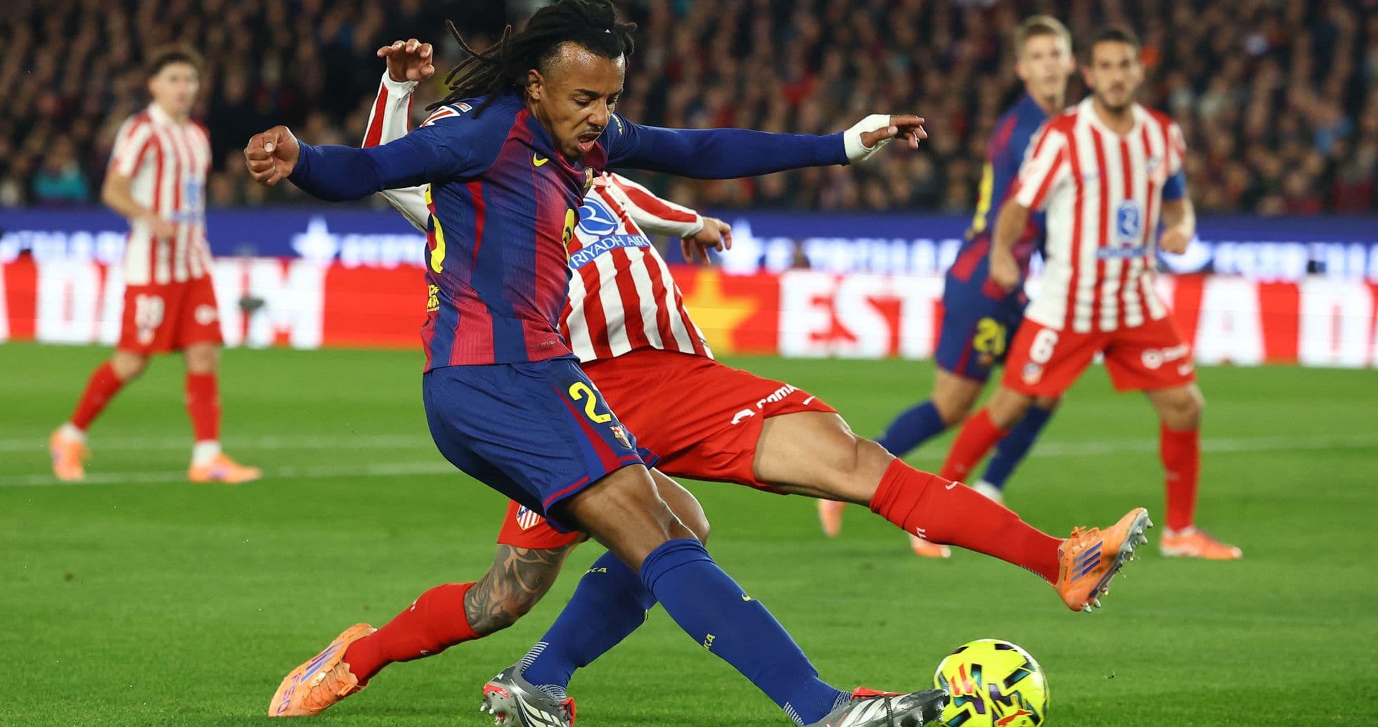 Joueur du Barça en duel avec un joueur de l'Atlético