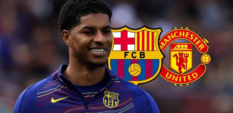 Joueur souriant avec logos de Barcelone et Manchester United