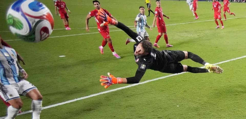 Un gardien plongeant pour arrêter le ballon