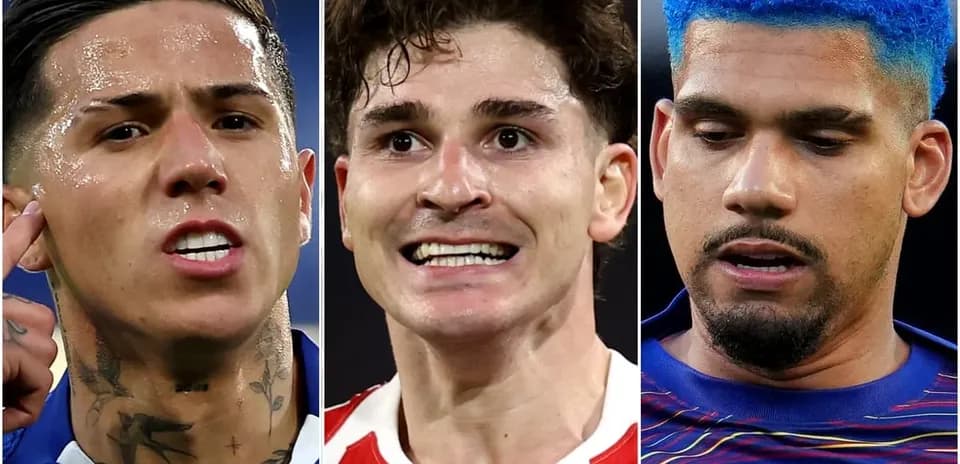 Trois joueurs de football avec différentes expressions