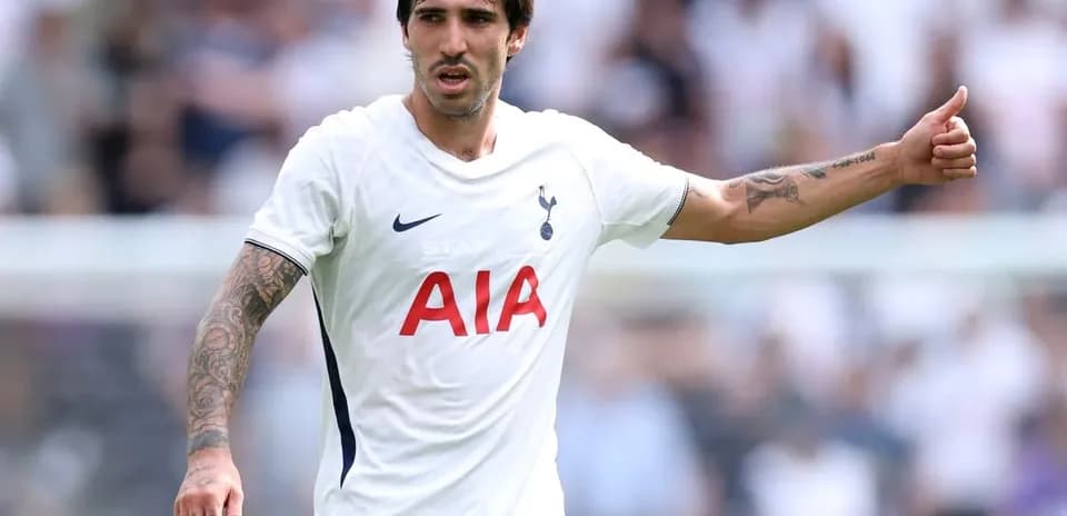 Joueur de Tottenham donnant des instructions sur le terrain