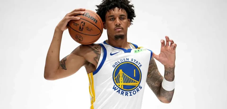 Joueur des Golden State Warriors tenant un ballon de basket