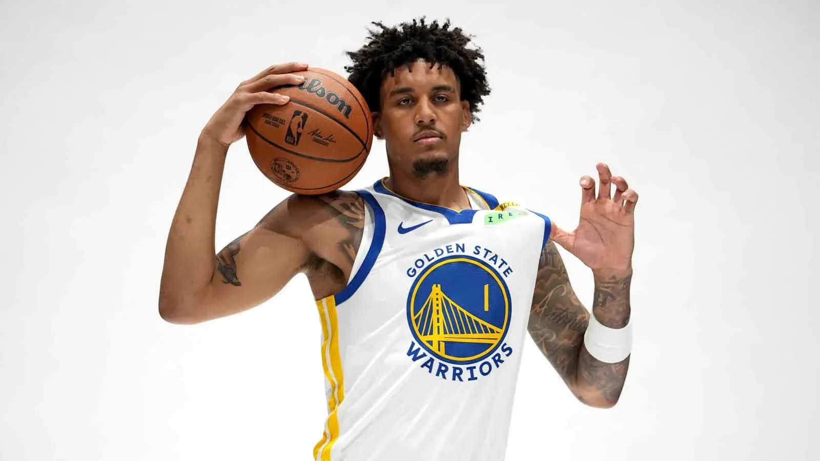 Joueur des Golden State Warriors tenant un ballon de basket