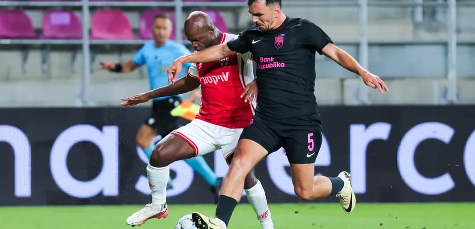 Deux joueurs en duel lors du match