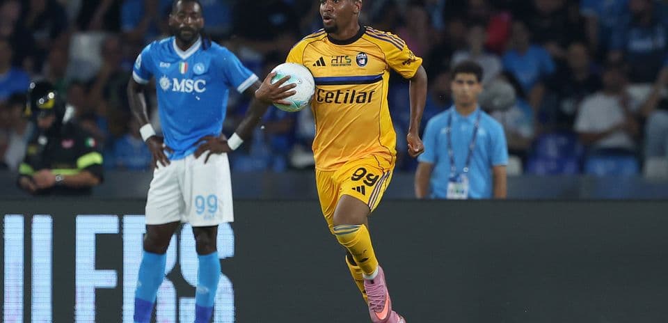 Un joueur de Pise courant avec le ballon