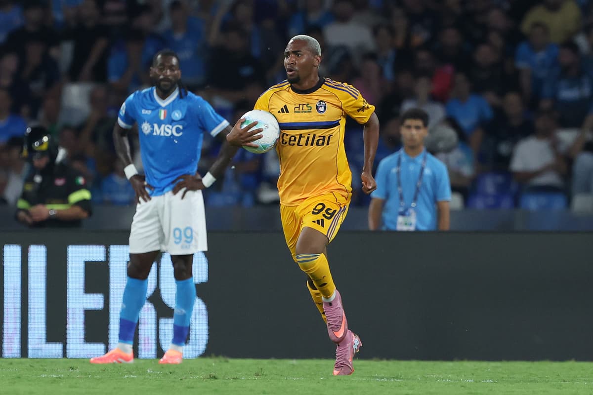 Un joueur de Pise courant avec le ballon