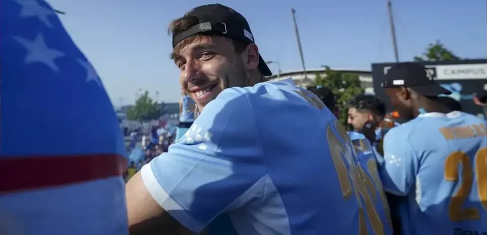 Joueur souriant lors d'un événement en extérieur
