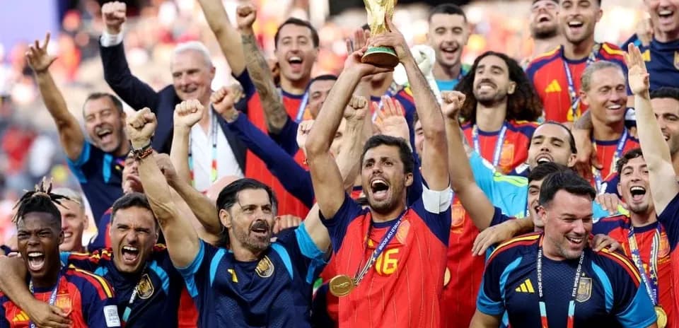 Équipe espagnole célébrant la victoire avec le trophée