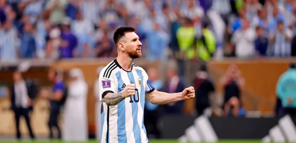 Lionel Messi célébrant devant des supporters argentins