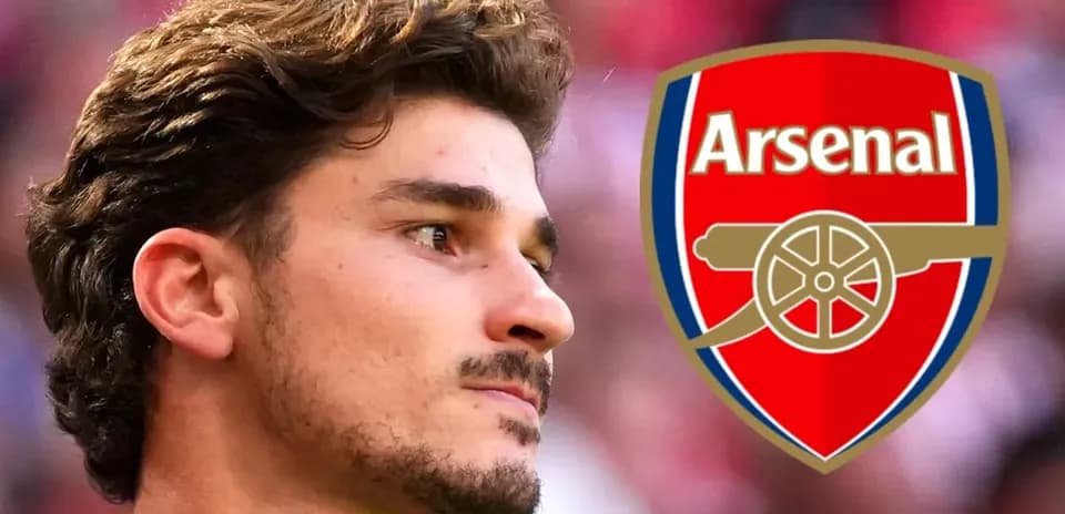 Joueur d'Arsenal avec le logo du club en arrière-plan