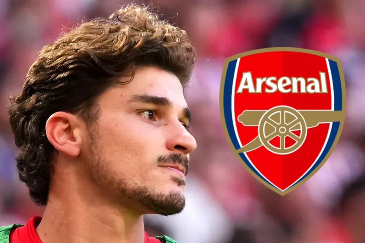 Joueur d'Arsenal avec le logo du club en arrière-plan
