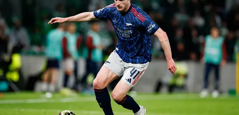 Joueur courant avec le ballon sur le terrain