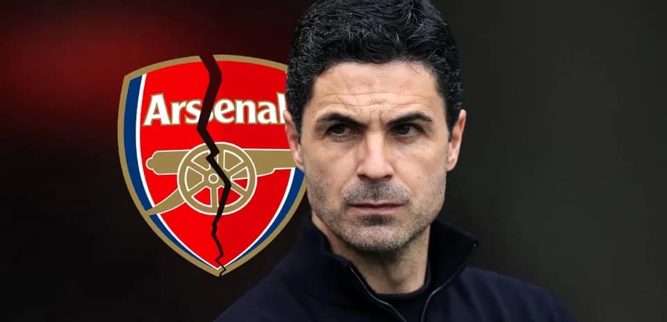 Entraîneur regardant sérieusement avec logo d'Arsenal en arrière-plan