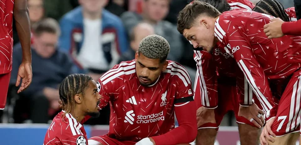 Joueurs de Liverpool en discussion sur le terrain
