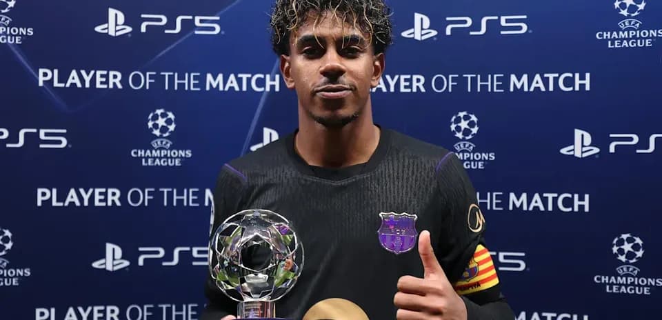 Joueur tenant le trophée de Joueur du Match
