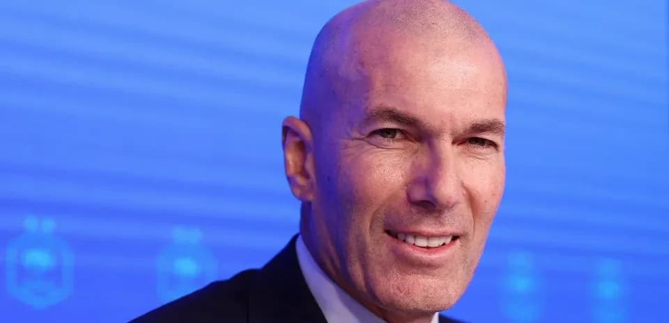 Homme souriant lors d'une conférence de presse