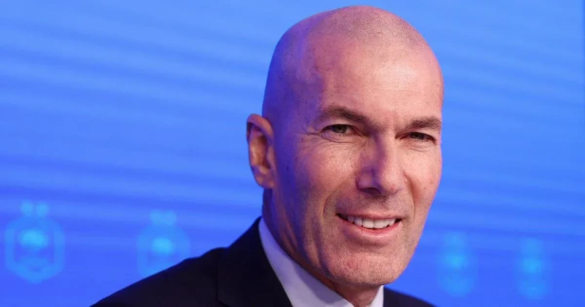 Homme souriant lors d'une conférence de presse