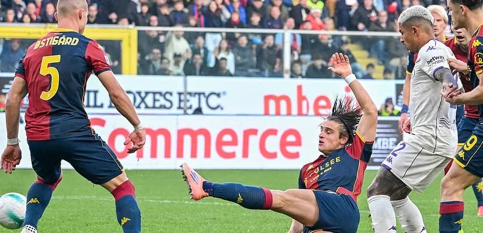 Action intense entre Fiorentina et Genoa