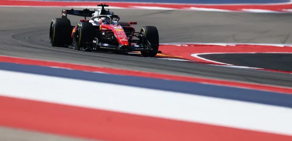 Voiture de F1 Ferrari prenant un virage sur circuit