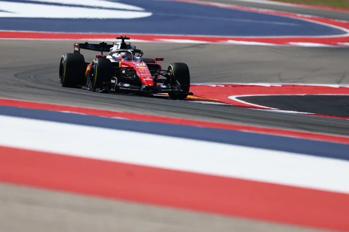 Voiture de F1 Ferrari prenant un virage sur circuit