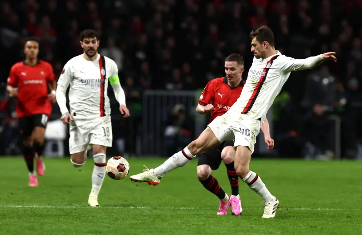 Joueurs d'AC Milan en action contre Benfica