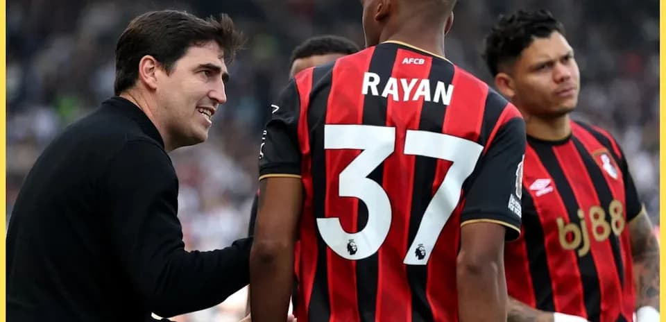 Entraîneur discutant avec joueurs de Bournemouth sur le terrain