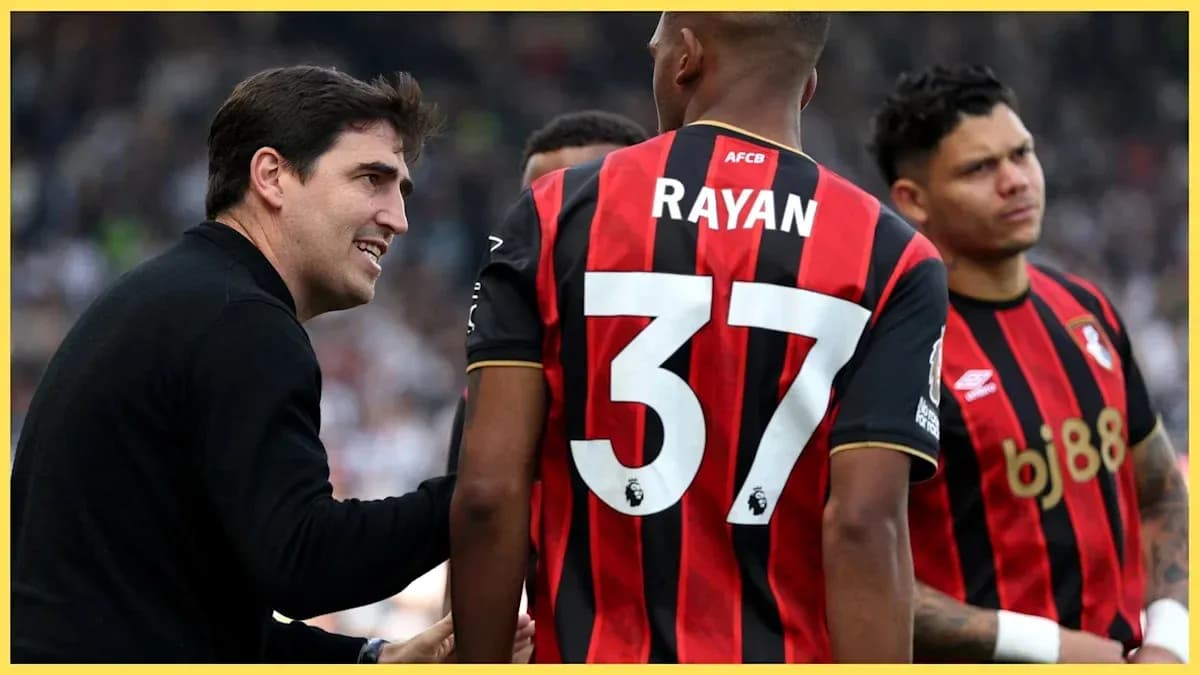 Entraîneur discutant avec joueurs de Bournemouth sur le terrain