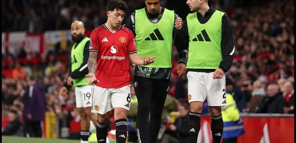 Joueurs de Manchester United discutant sur le terrain