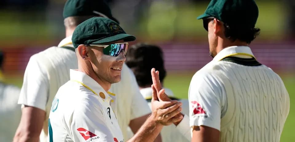 Joueur australien se félicitant après un match de cricket