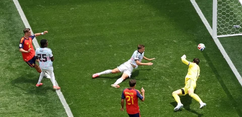 Joueur tirant au but avec le gardien en action