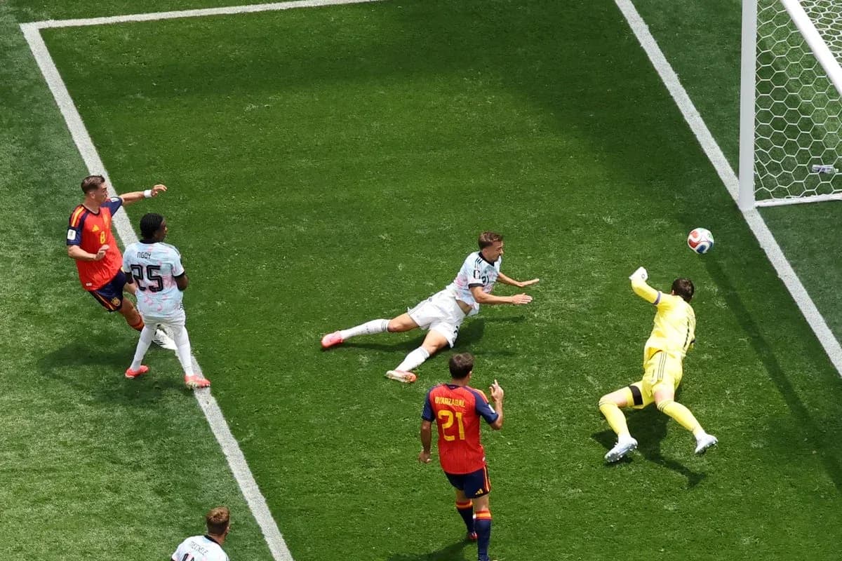 Joueur tirant au but avec le gardien en action