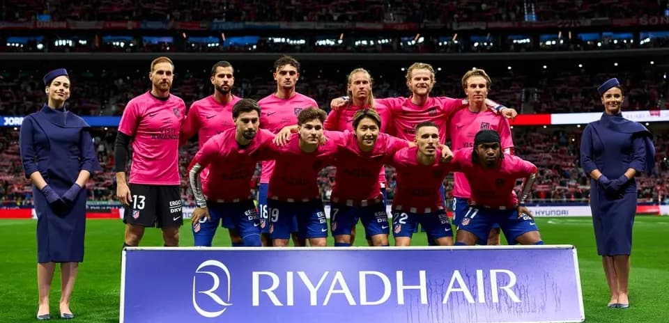 Équipe posant en tenue de match avant le match