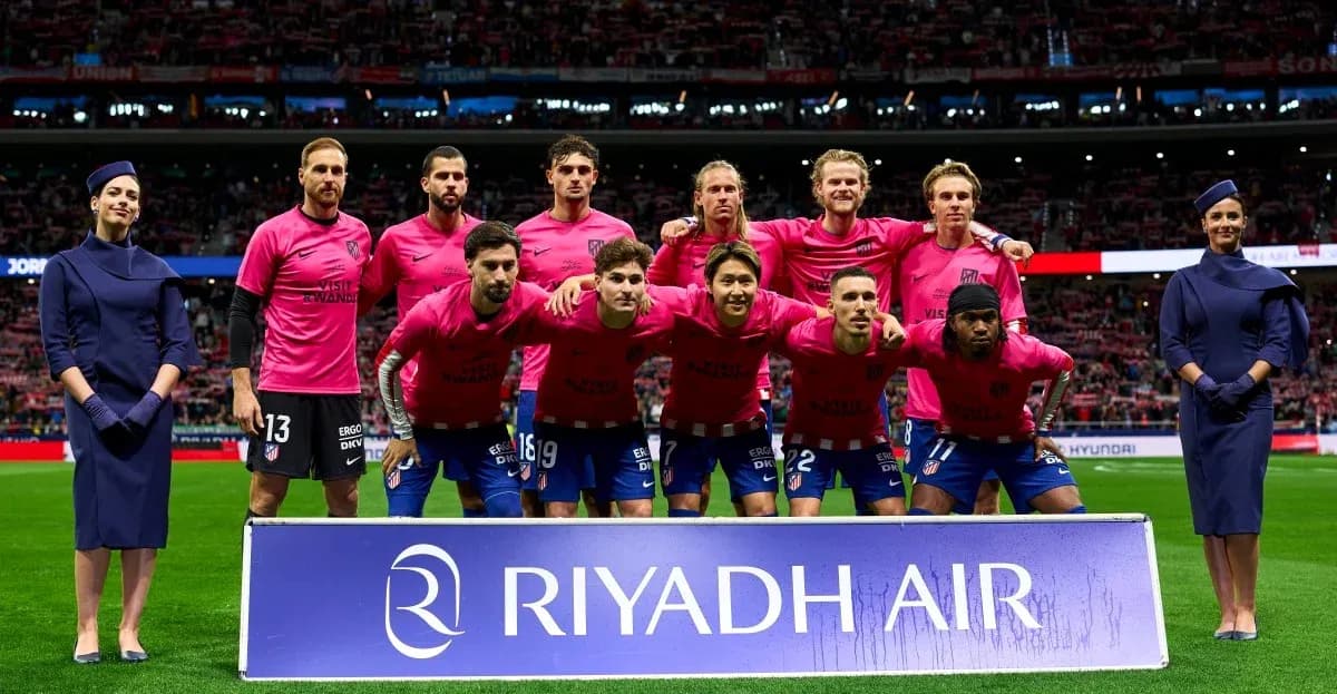 Équipe posant en tenue de match avant le match