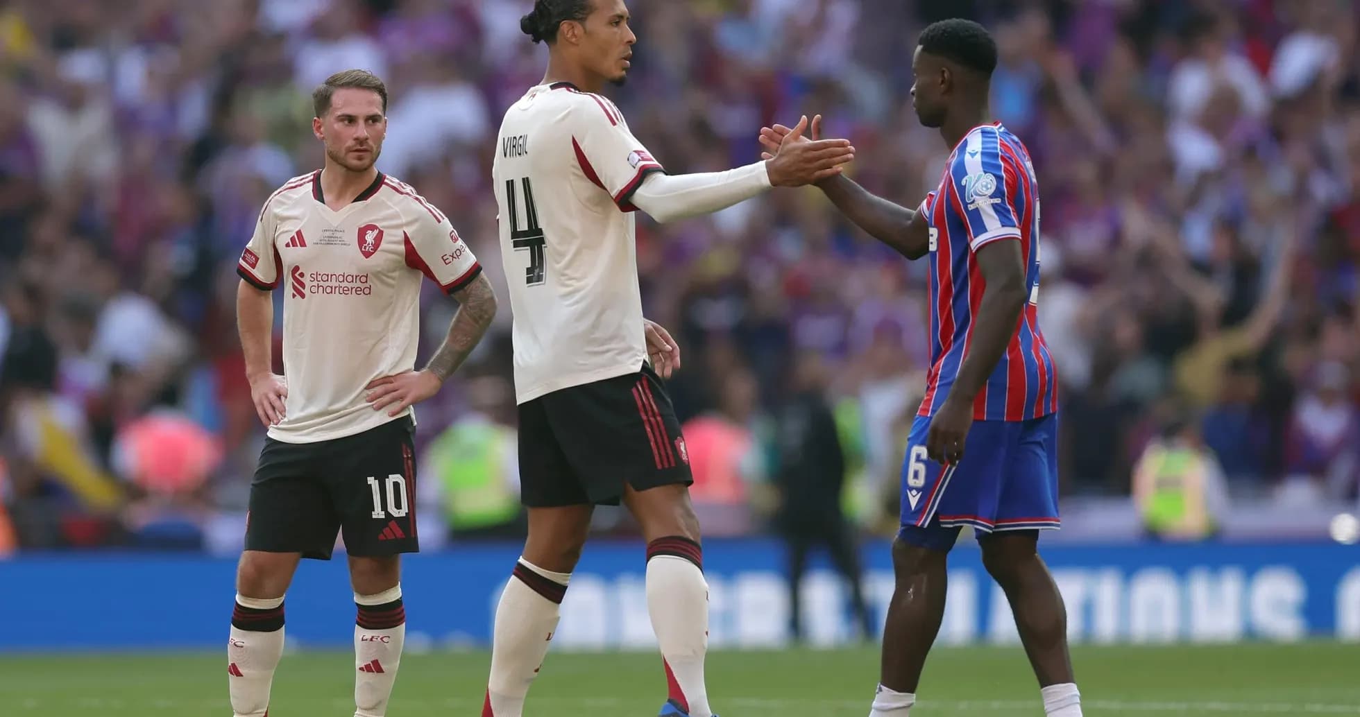 Joueurs de Liverpool et Crystal Palace en action