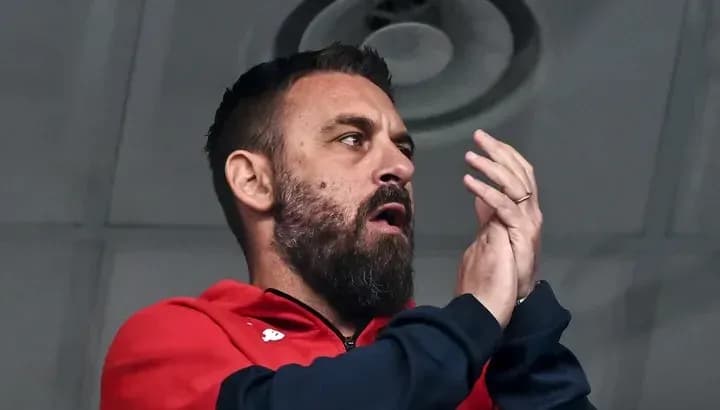 Homme applaudissant en tribune lors d'un match