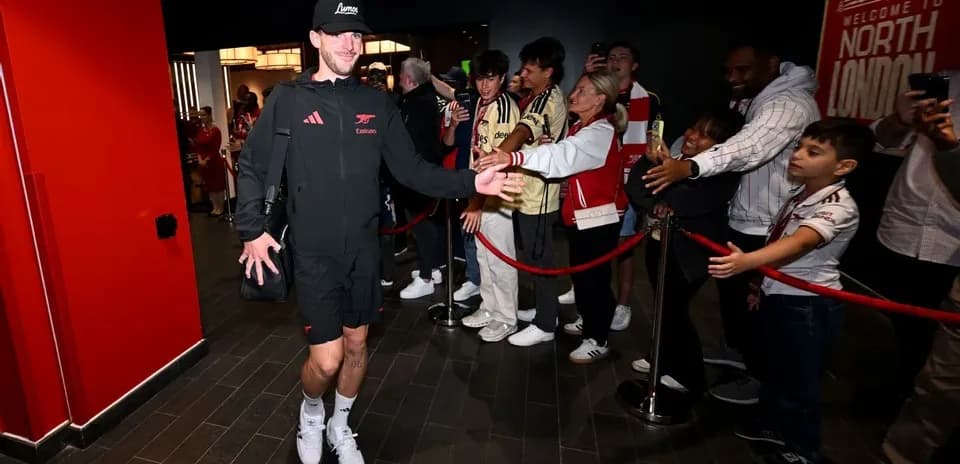 Joueur saluant des fans à son arrivée