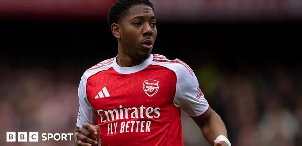 Joueur d'Arsenal en action sur le terrain