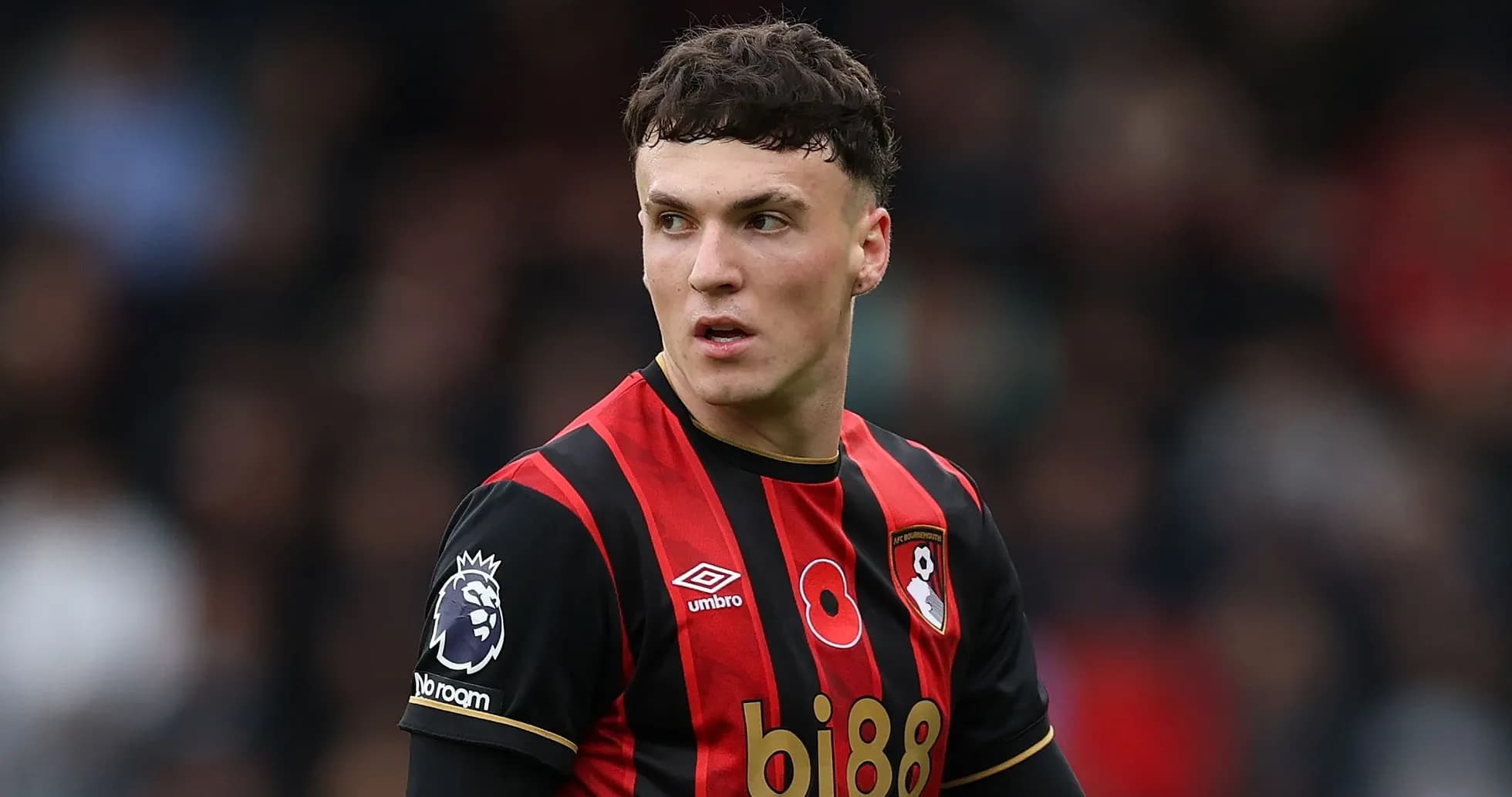 Joueur de Bournemouth en maillot rouge et noir