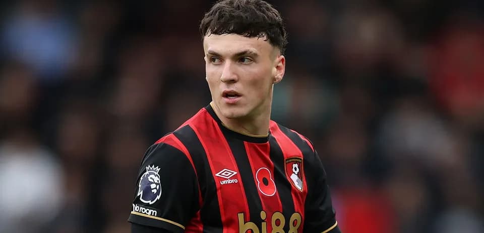 Joueur de Bournemouth en maillot rouge et noir