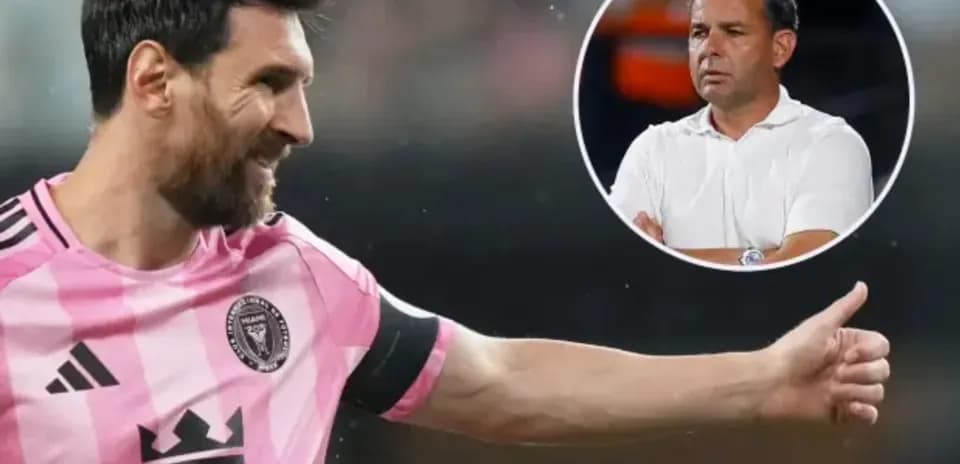 Lionel Messi gesturing during a match with coach
