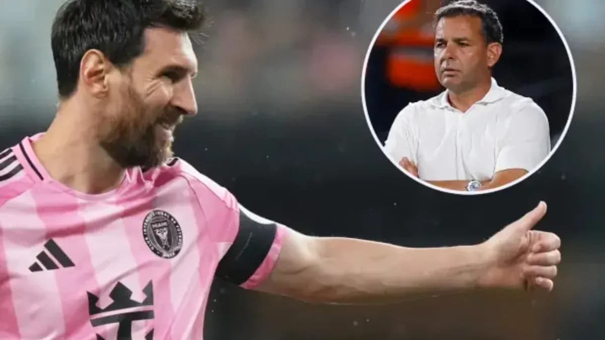 Lionel Messi gesturing during a match with coach
