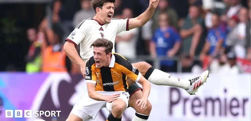 Joueur en chute avec adversaire lors d'un match