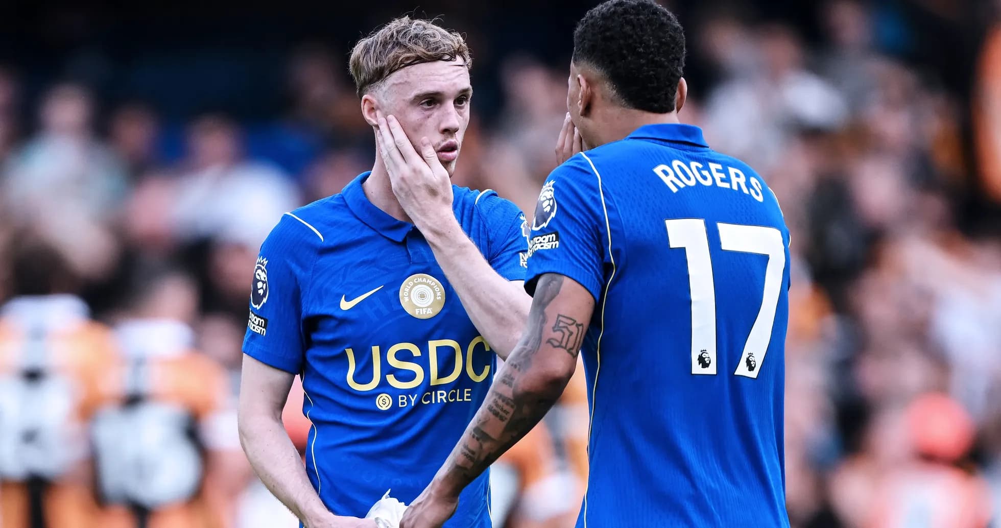 Deux joueurs discutant sur le terrain après le match